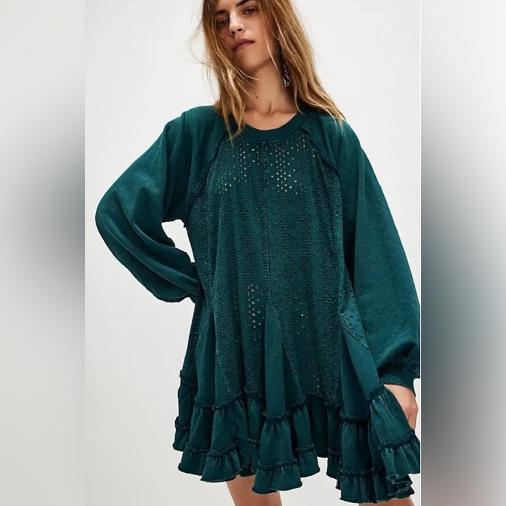 NWT. Free People Eva Sweatshirt. Color: Rainforest.
